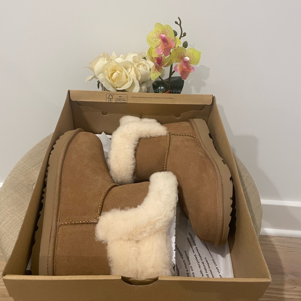 ***SOLD***UGG “Saniya” Shearling Kids Boots. - Picture 10 of 14